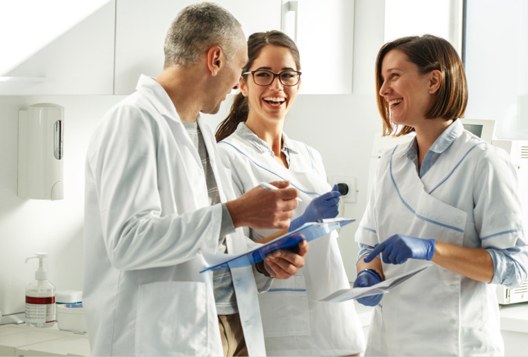 Lachendes Laborpersonal